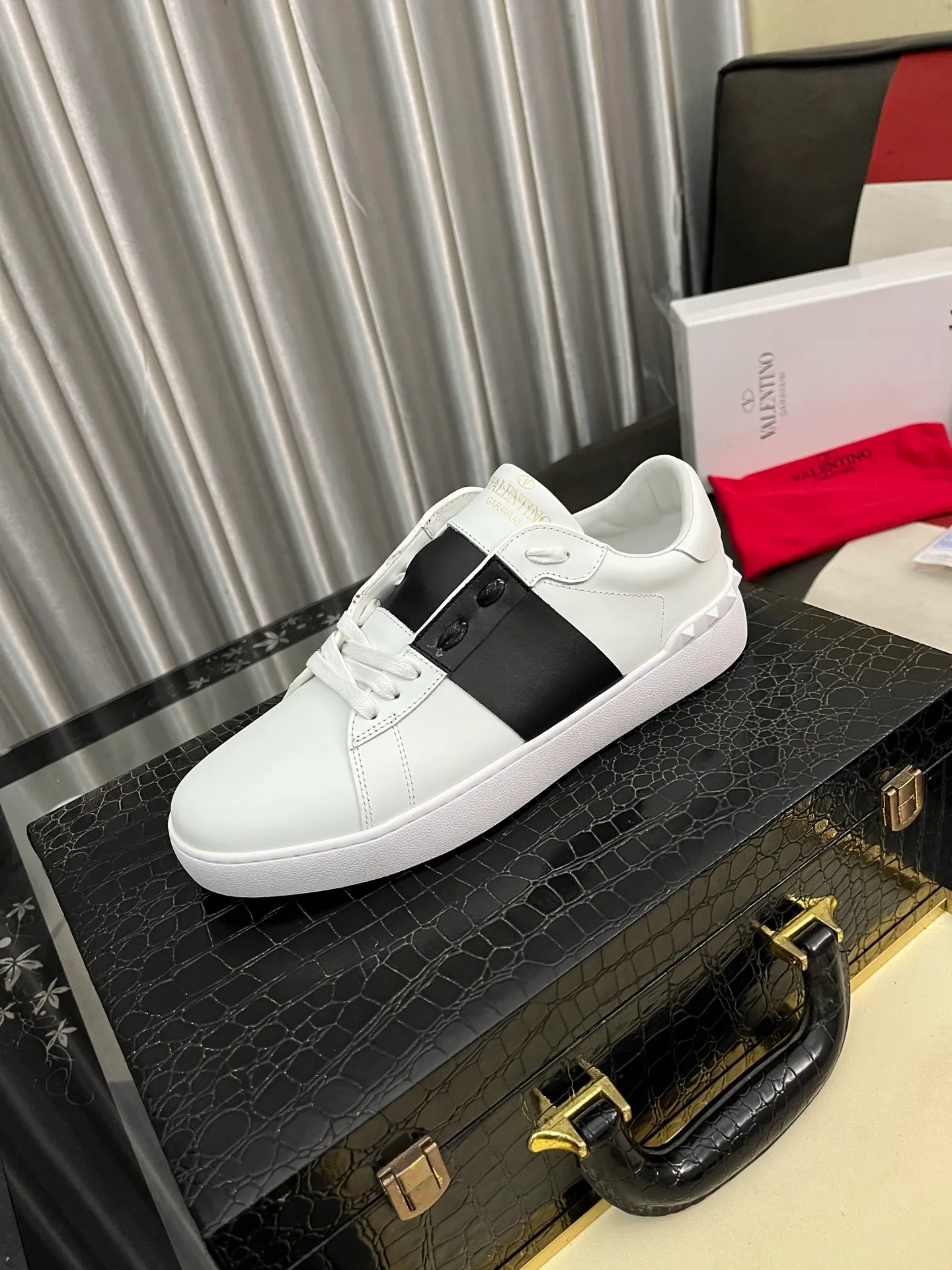 Men's shoes💰420⌚️⌚️Valentino white shoes⚡️Original replicas are coming👉Many pictures of the feet of Internet celebrities🔥Authentic Hong Kong purchased for HKD 5,500⚠️All parts are genuine molds, refuse to look at pictures to make goods👊The upper is made of top-grained cowhide➕3D printed. Water-dyed cow lining inside + cowhide feet, code number: 38-44